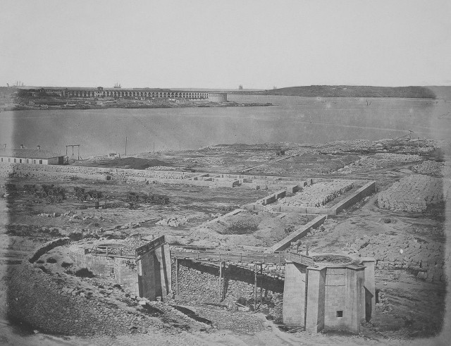 Вид на Николаевскую батарею и Южную бухту. Фото Джеймса Робертсона. Севастополь, 1855-1856 гг.jpg