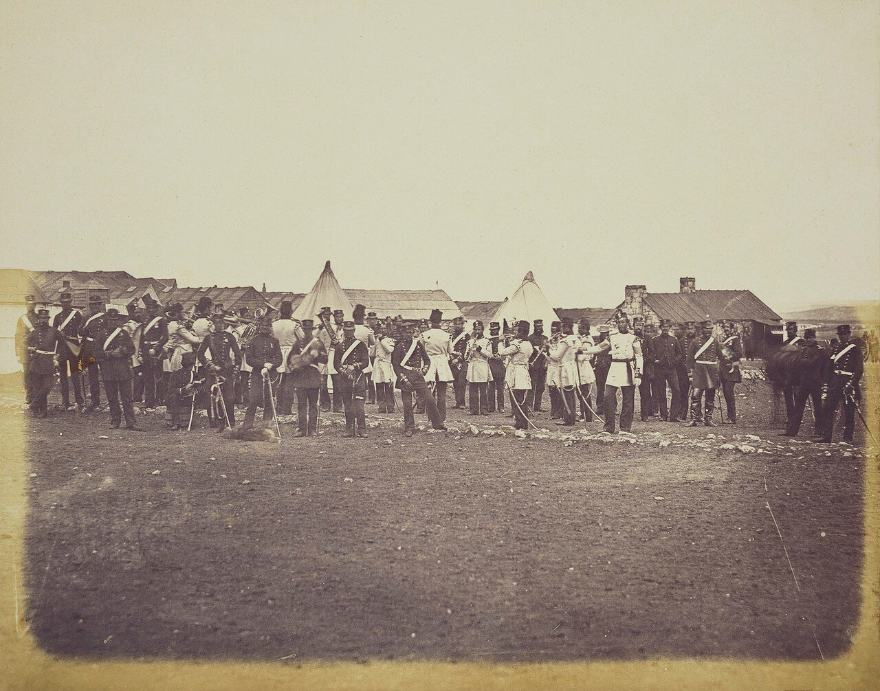 Военный оркестр играет в лагере