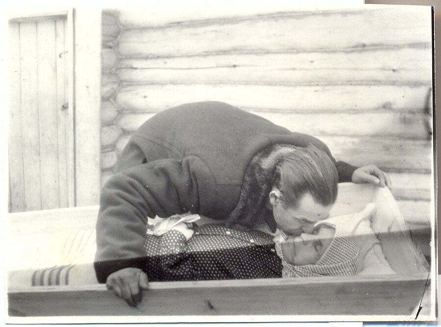 Фёдор Иванович Цыпляев целует мать, Федосью Ивановну Цыпляеву (Петрякову). Умерла 21.02.1955