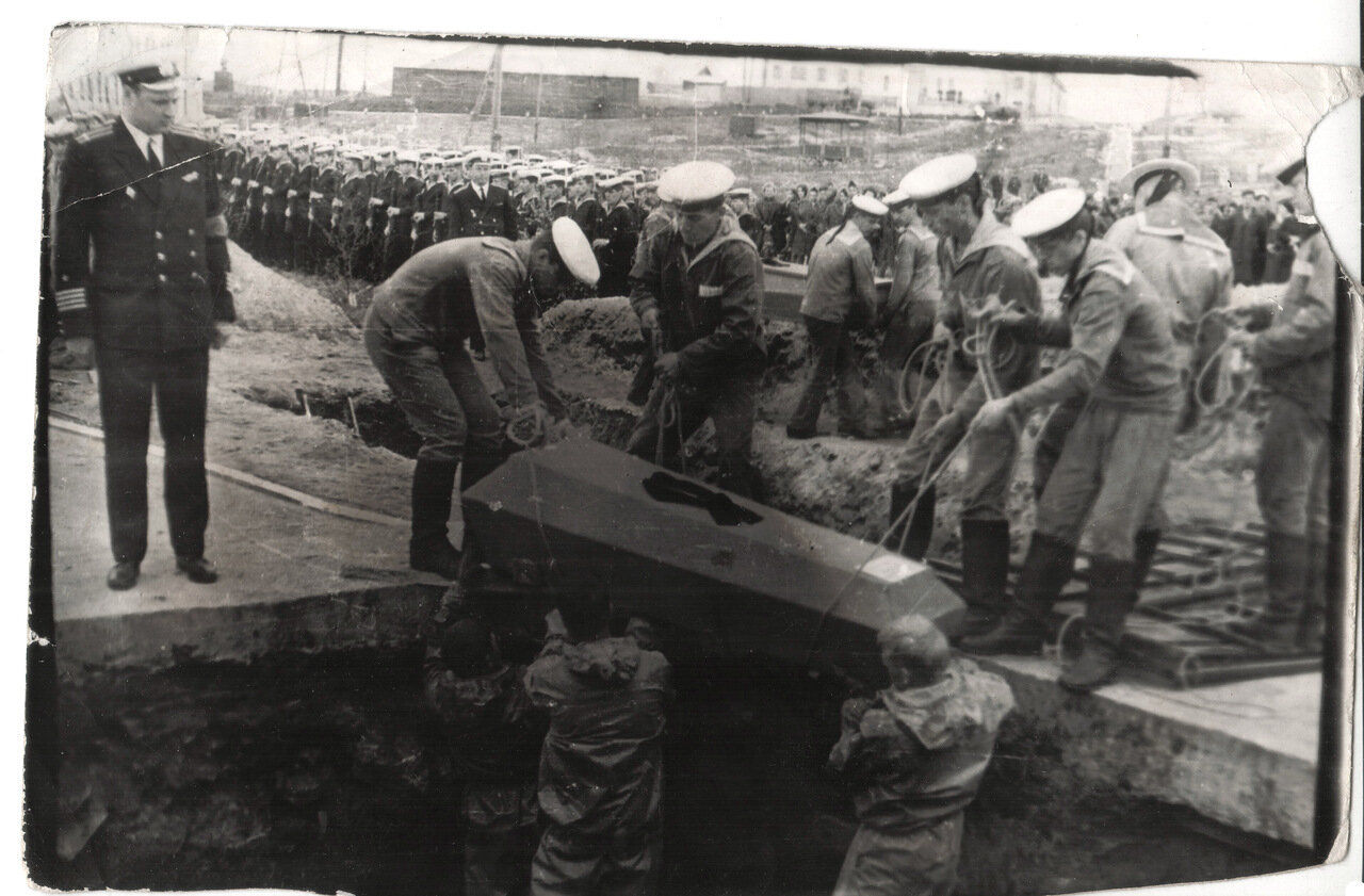 Оленья Губа. 1969 г. Похороны экипажа дизельной подводной лодки.