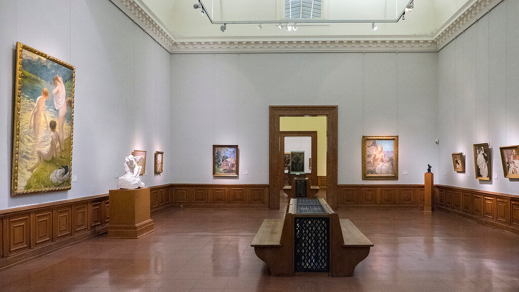 Энгельсский краеведческий музей. Фотография зала художественного музея музея с посетителями. Встретить в музее. Встретить в музее. Энгельсский краеведческий музей.