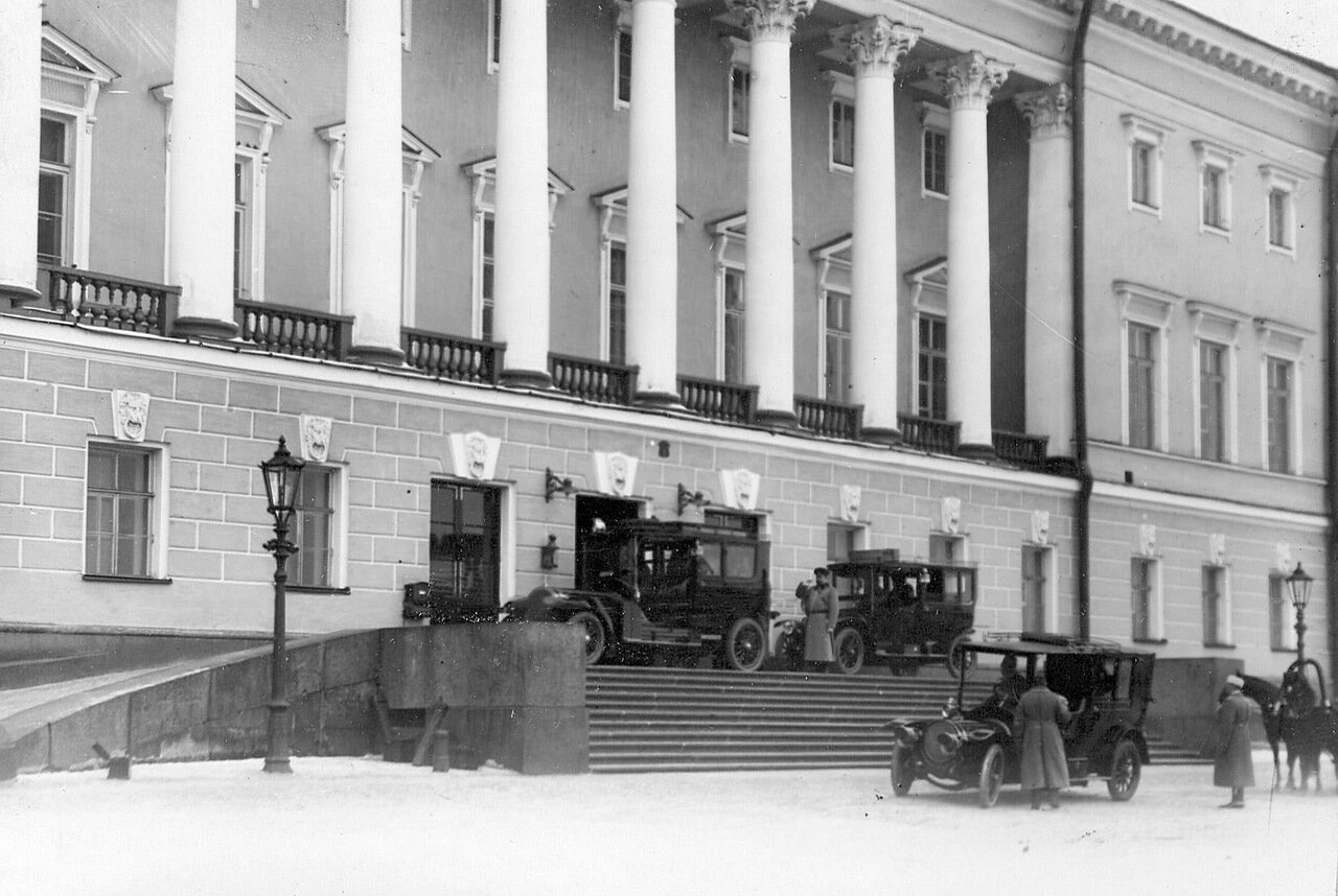 04. Автомобили у подъезда здания Сената. 1911