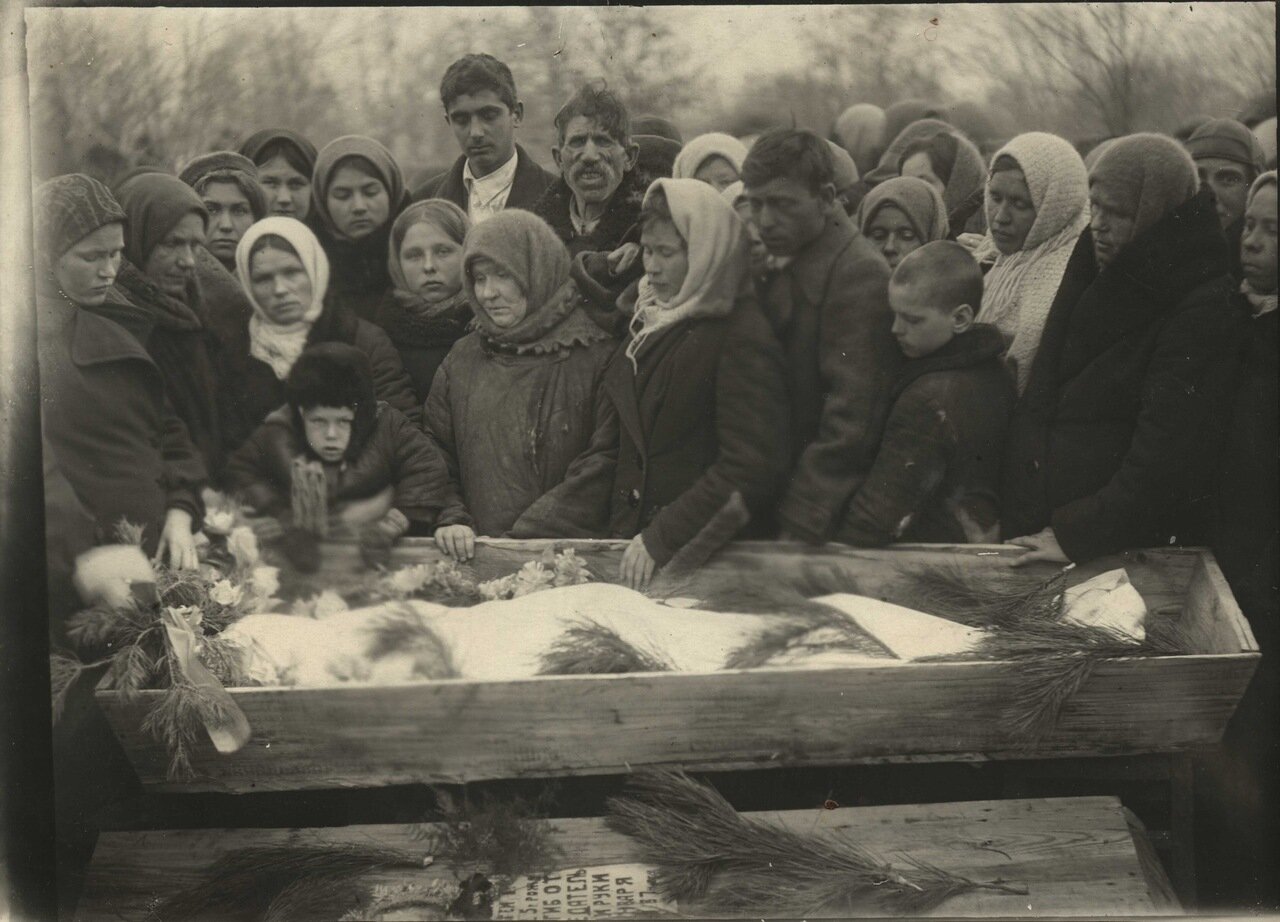 Краснодон.1943г. Похороны Сергея Тюленина