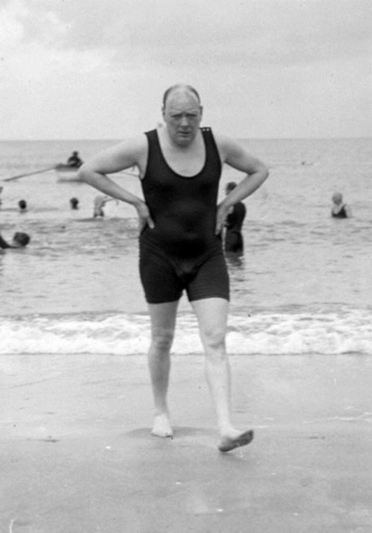 1922. Уинстон Черчилль в купальном костюме