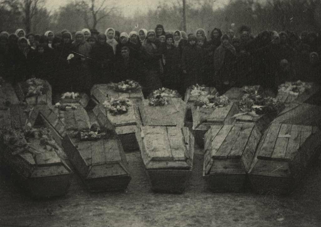 Краснодон.1943.Похороны Молодогвардейцев