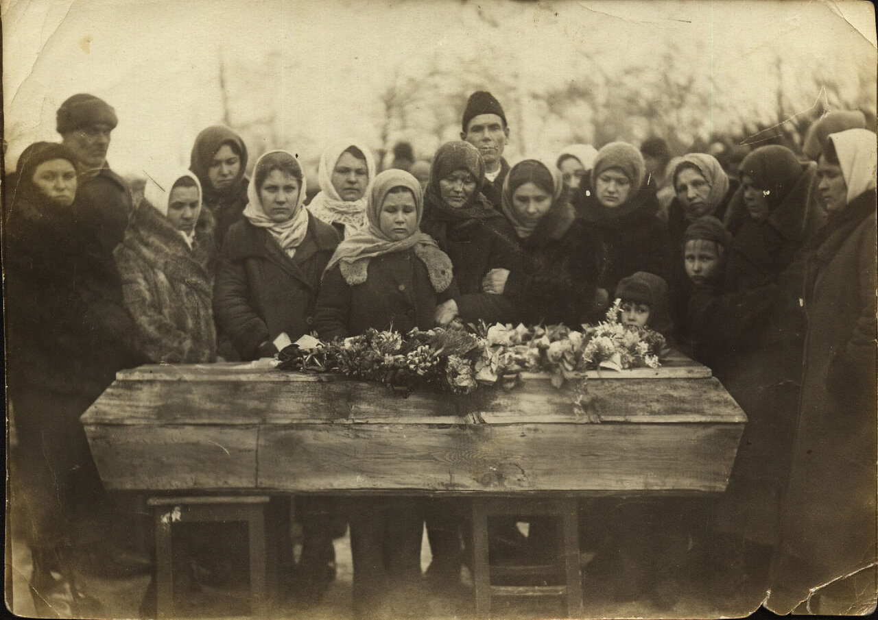 Краснодон.1943. Похороны Ивана Земнухова