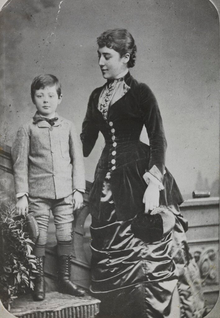 1880. Уинстон Черчилль позирует вместе со своей тетей Лесли в шестилетнем возрасте