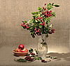 Букет из рябины в вазе и красные яблоки | Фото