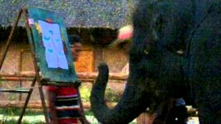 Таиланд Паттая Слон рисует картину