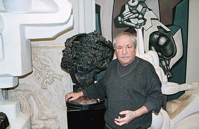 С макетом своей скульптуры «Древо жизни» в студии в Нью-Йорке, 2000 год.