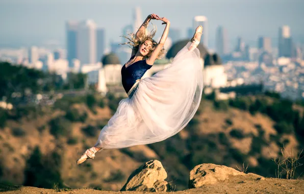 Обои балерина, на фоне, Beautiful ballet, прыжок, пуанты, платье, город