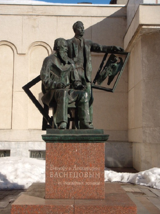 Памятник «Виктору и Аполлинарию Васнецовым от благодарных земляков» перед здание Кировского областного музея им. братьев Васнецовых. Скульптор Ю. Г. Орехов.