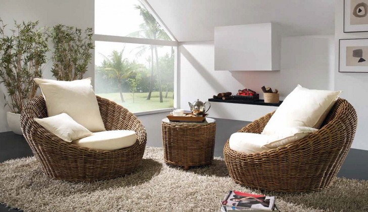 Плетеные объемные кресла с белыми мягкими подушками в комплекте с ковром с высоким ворсом станут лучшим украшением комнаты для гостей в эко стиле.