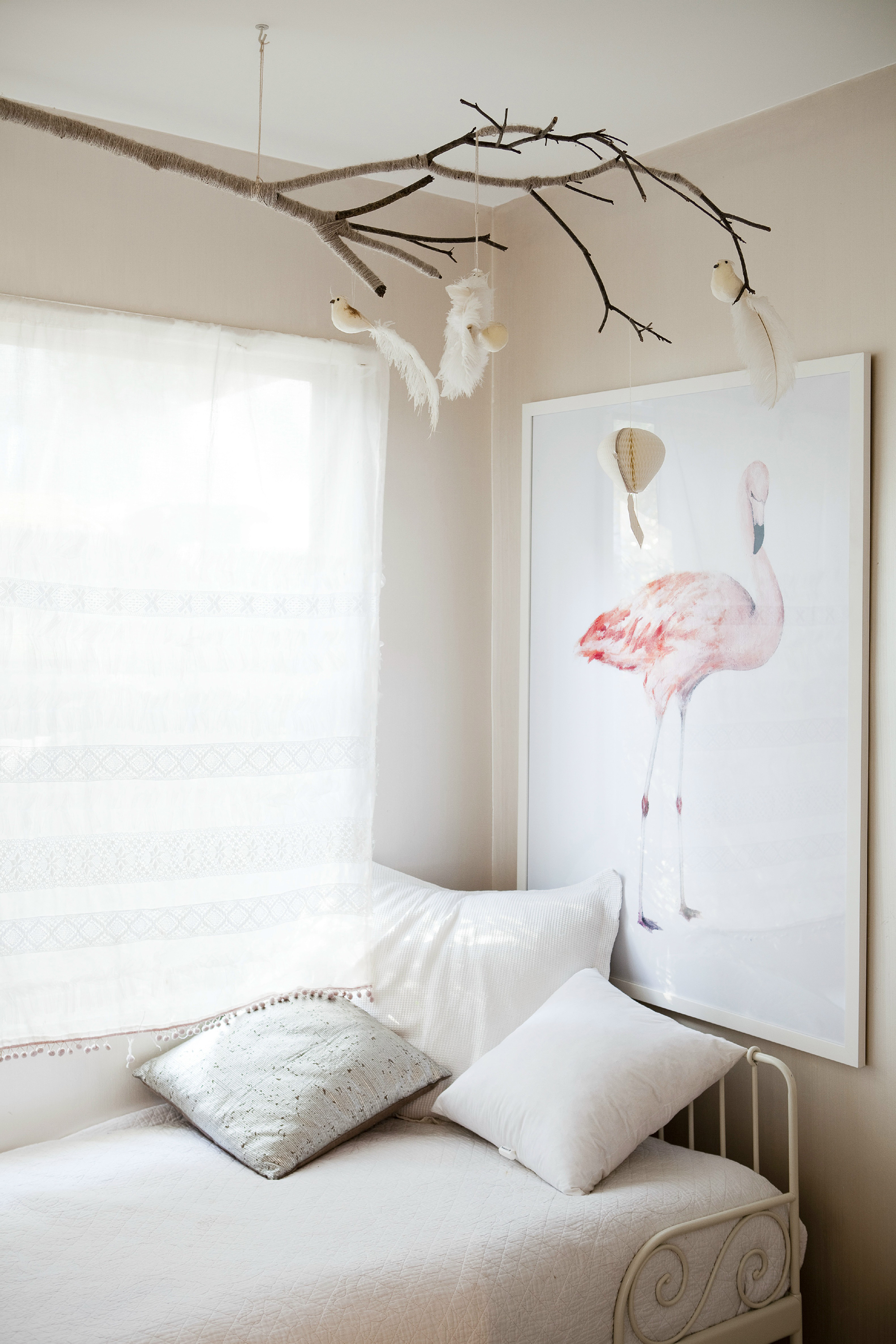 Картина с фламинго в спальне