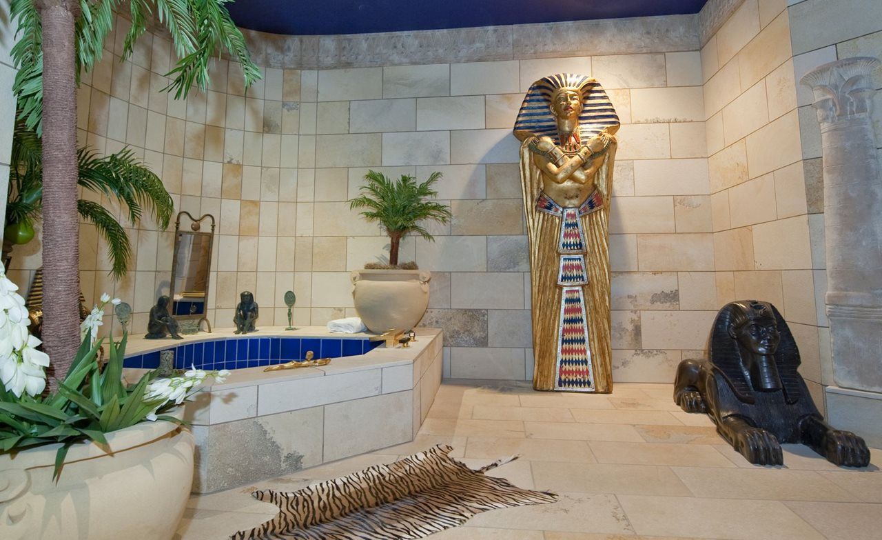 Ванная комната, украшенная египетским декором