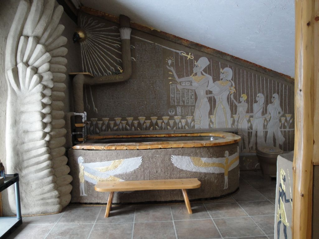 Серо-белая ванная комната в египетском стиле