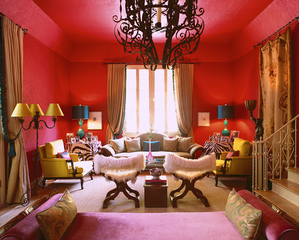 Красный розовый и кремовый цвета в гостиной в стиле китч