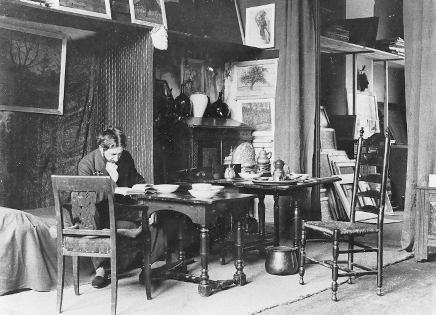 Пит Мондриан (Piet Mondrian) в своей художественной мастерской