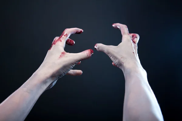 Серая кожа кровавых зомби руки — стоковое фото