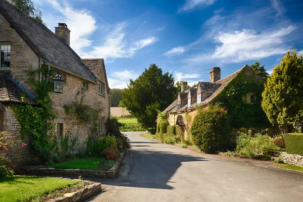 Старые каменные дома cotswold в Icomb — стоковое фото