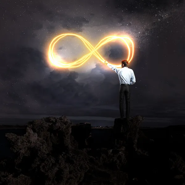 Изображение бизнесмен рисования знак бесконечности в небе — стоковое фото