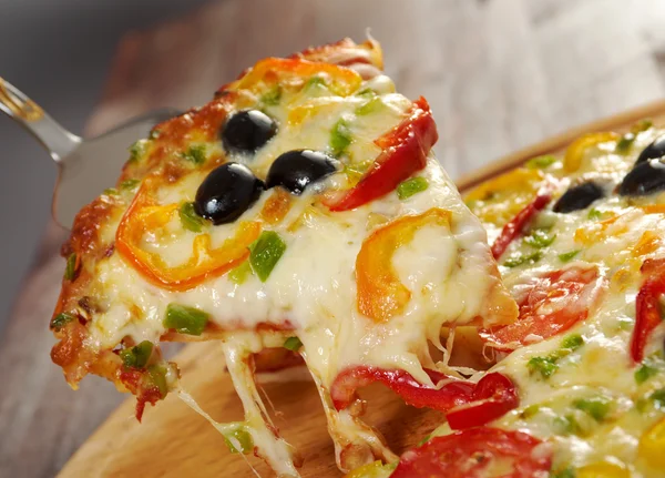 Принимая кусок пиццы, расплавленный сыр капает — стоковое фото