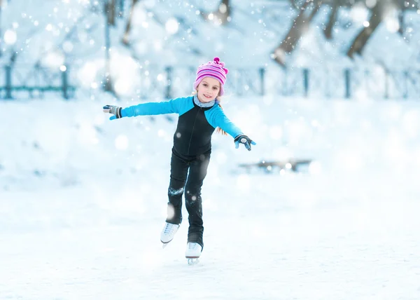 Веселая маленькая девочка в тепловой костюмы, каток на открытом воздухе — стоковое фото