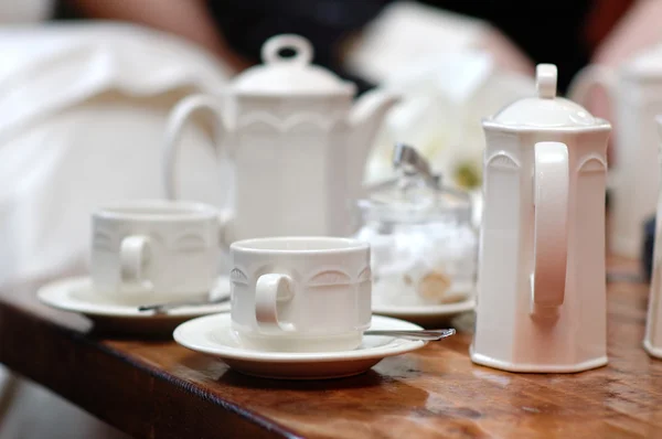 Белый чашки и набор чайник — стоковое фото