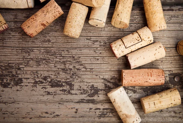 От вина пробки на деревянных фоне — стоковое фото
