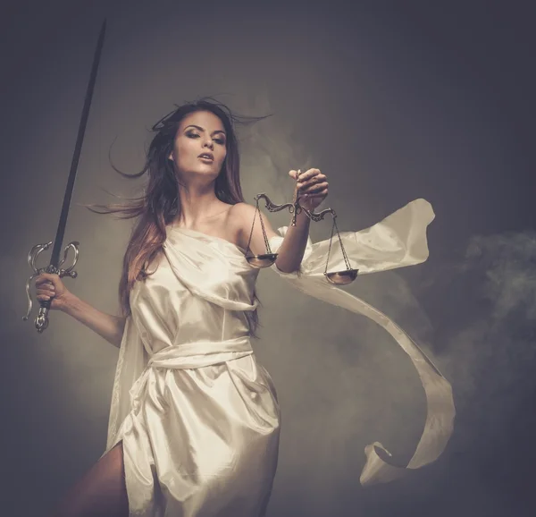 Фемида, богиня справедливости, с весами и мечом — стоковое фото