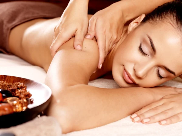 Женщина, имеющая массаж в салоне спа — стоковое фото