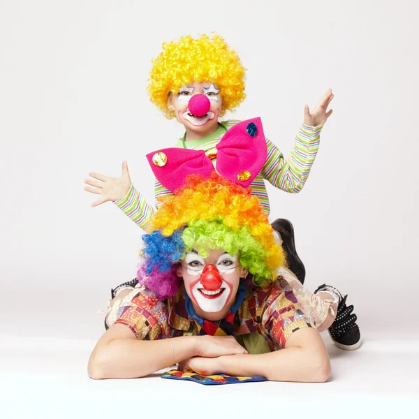 Большие и маленькие забавные клоуны — стоковое фото