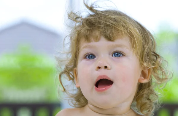 Высокий ключевых портрет молодой синий глазами ребенка — стоковое фото