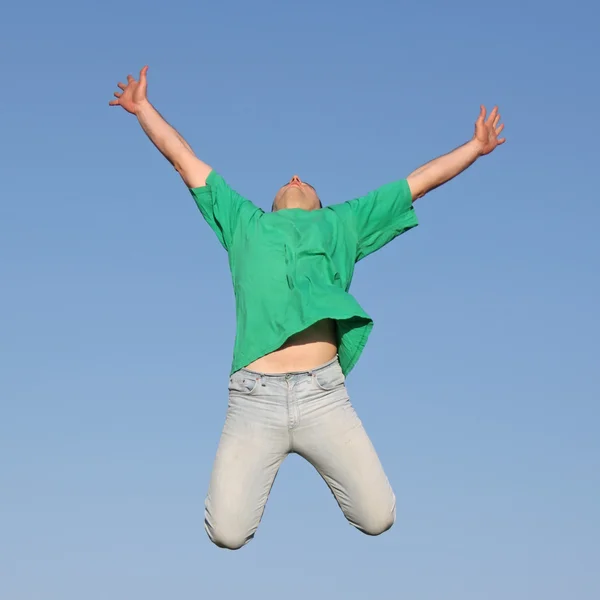 Прыжок. Человек в зеленых футболку — стоковое фото