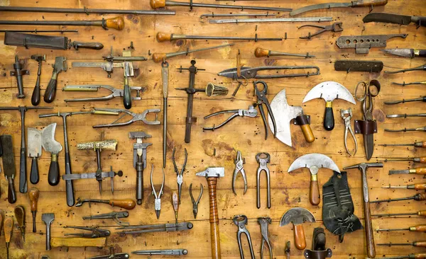 Старые инструменты на стене — стоковое фото