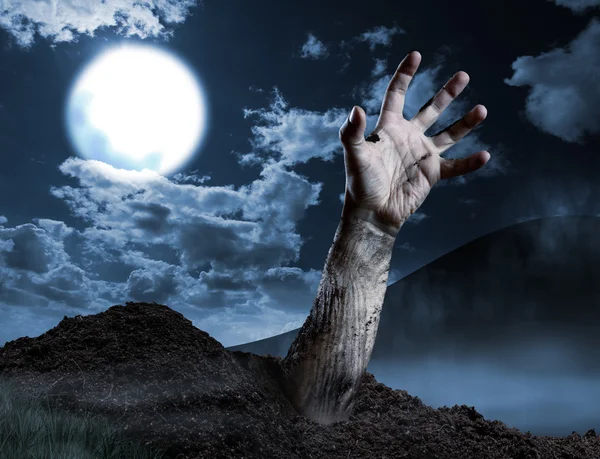 Зомби рука выходит из его могила — стоковое фото
