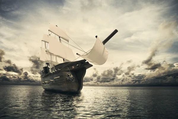 Древний корабль в море — стоковое фото