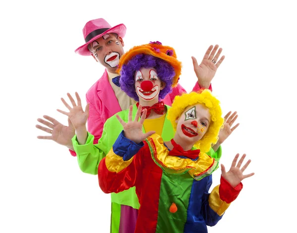 Три человека, одетых как красочные смешные клоуны на белом спине — стоковое фото
