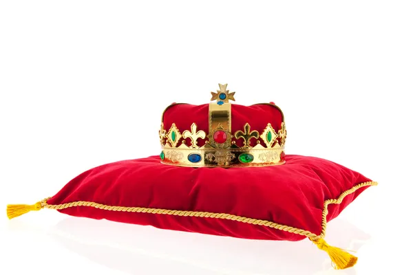 Золотая Корона на бархатной подушке — стоковое фото