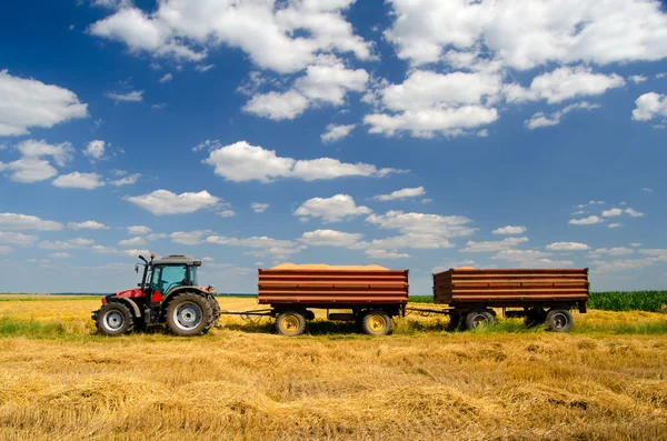 Современный трактор в области сельского хозяйства — стоковое фото