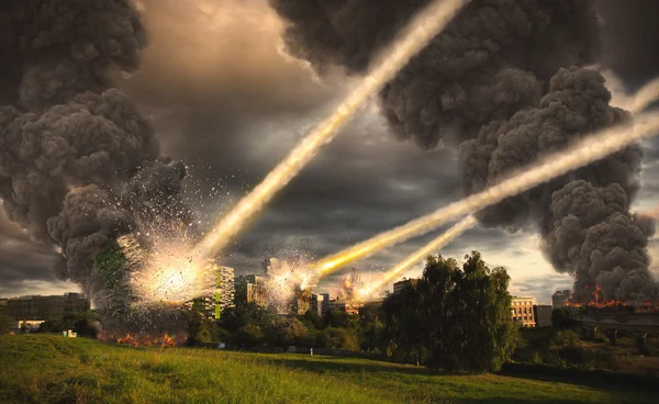 Метеорит душ над городом — стоковое фото