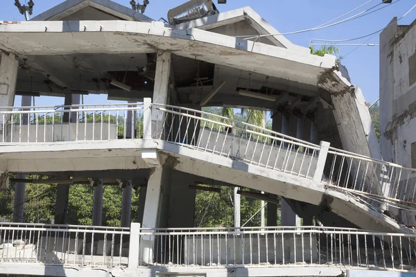 Здание разрушен во время землетрясения — стоковое фото