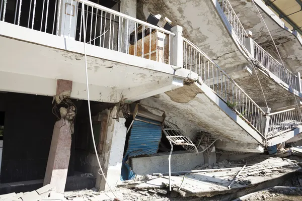 Здание разрушен после землетрясения — стоковое фото
