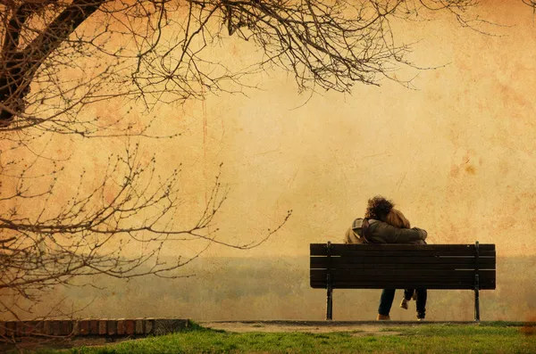Романтическая пара на скамейке - ретро фотография — стоковое фото