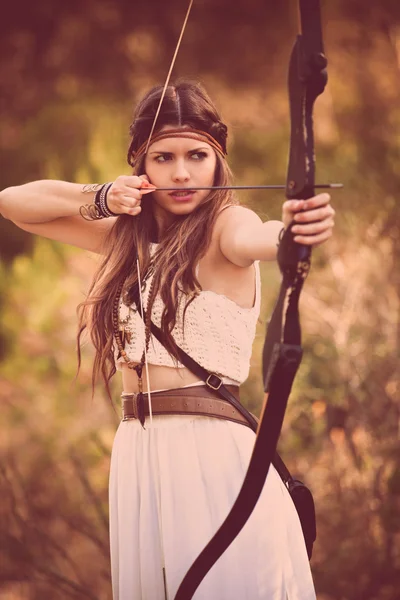 Женщина лесной охотник с луком и стрелами — стоковое фото