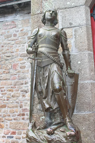 Статуя Жанны д ' Арк в Аббатство Мон-Сен-Мишель. Норман — стоковое фото