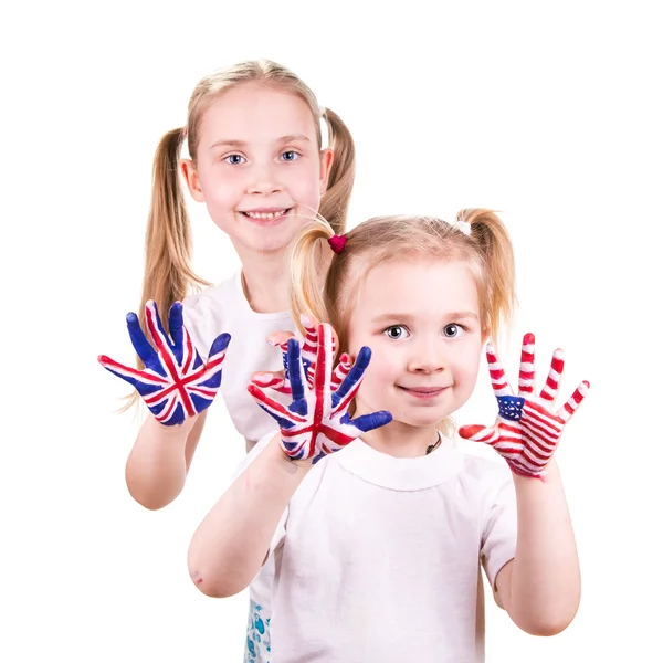 Американский и английский флаги на руках ребенка — стоковое фото
