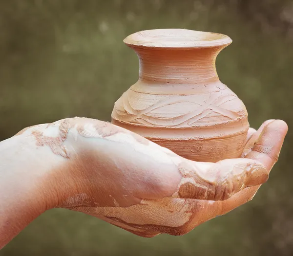 Крупным планом руки, держащей керамика jar — стоковое фото