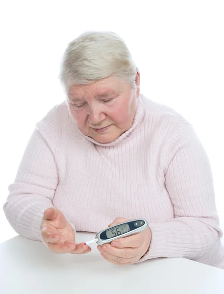 Диабет старший женщина измерения уровня глюкозы крови — стоковое фото