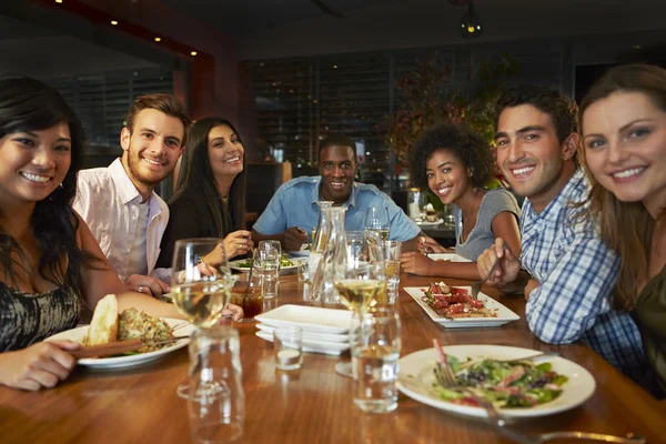 Группа друзей, наслаждаясь ужином в ресторане — стоковое фото